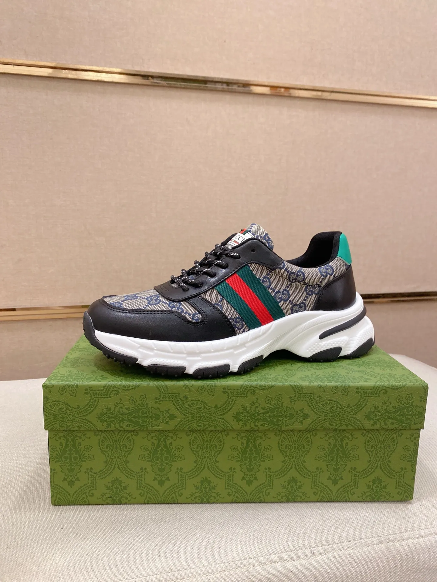 Men's Men's Shoes 442💰 High-quality new GUCCI counters are on the market at the same time. The new men's shoes, 😘fabrics are selected from imported cowhide, and the lining is sheepskin lining. 👍🏿 High-end ☄️ air-cushion molded anti-slip rubber outsole, exquisite lines, simple and elegant, comfortable and high-end for leisure travel. Code number: 38 to 44 (45 can be customized and cannot be returned or exchanged)